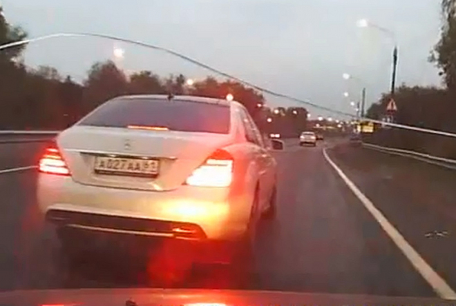 Ruský vybrzďovač s Mercedesem S uspěl, loveného poslal do hodin (video)