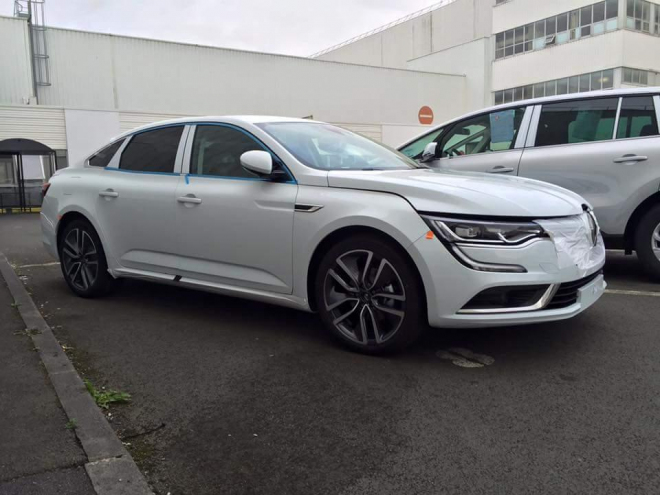 Renault Talisman nafocen na ulici, jeho příď je opravdu zvláštní