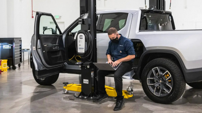 Rivian vážně chce být jako Tesla. Zákazníkovi dodal neuvěřitelný šmejd, za jeho výměnu chce zaplatit