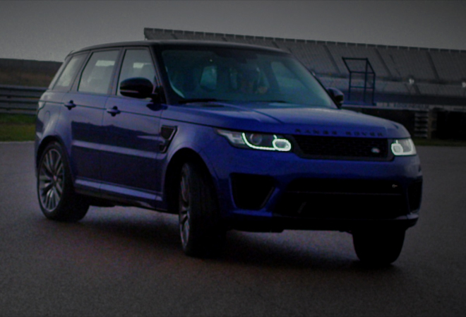 Range Rover Sport SVR předvádí svých 550 koní na okruhu Rockingham (video)