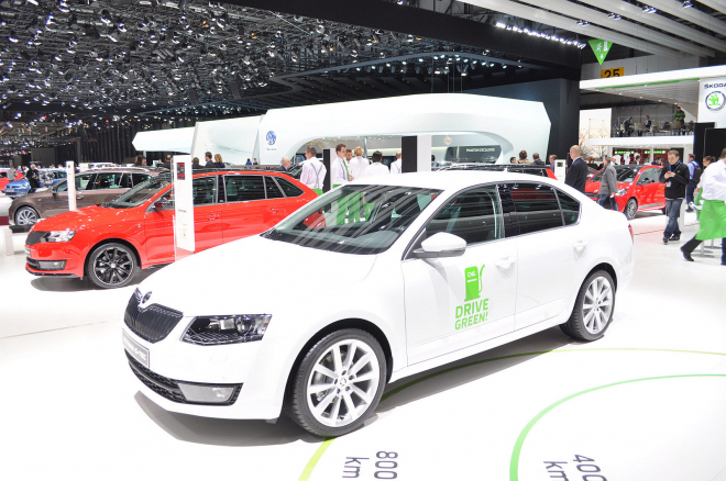 Škoda Octavia G-Tec 2014 detailně: o dojezd 1 330 km se starají tři nádrže