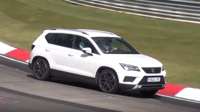 Seat Ateca Cupra nachytán na Ringu, asfalt brousí 300 benzinovými koňmi (videa)