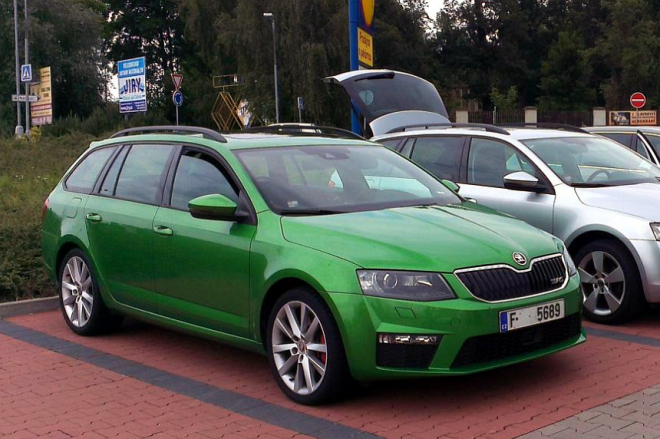 Škoda Octavia III RS nafocena na ulici, po boku standardní verze