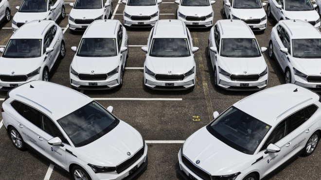 Zájem o ojeté elektromobily se masivně propadá. Za rok ztratily třetinu své hodnoty, dlouho se je nedaří prodat