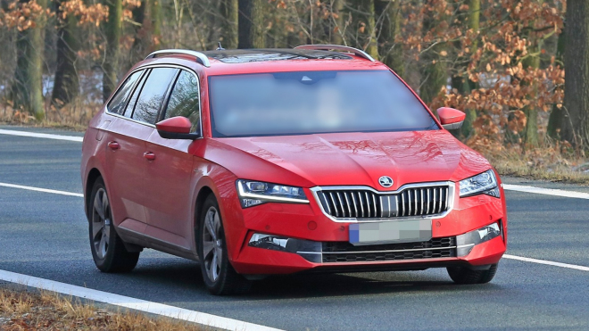 Faceliftovaná Škoda Superb nafocena při testech i jako kombík, potvrzuje očekávané