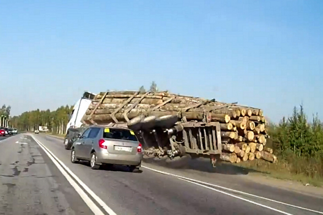 Rus v zázračné Fabii poslal dva kamiony do pole, sám odkráčel nedotčen (video)