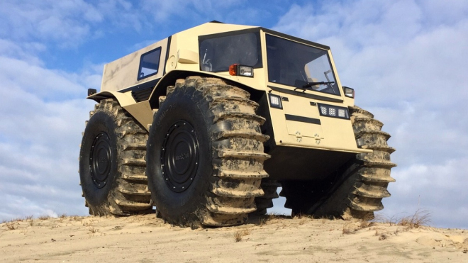 Šerp 4x4 je nový ruský všudychod. Jezdí i po vodě, pneu fungují jako pádla