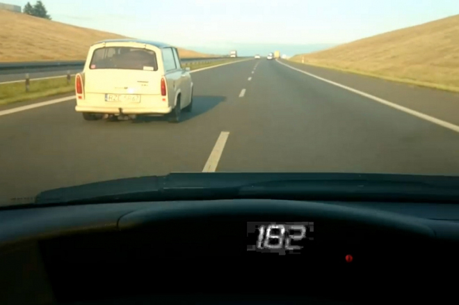 Jedete si 180 km/h po dálnici. A najednou vás předjede Trabant (video)