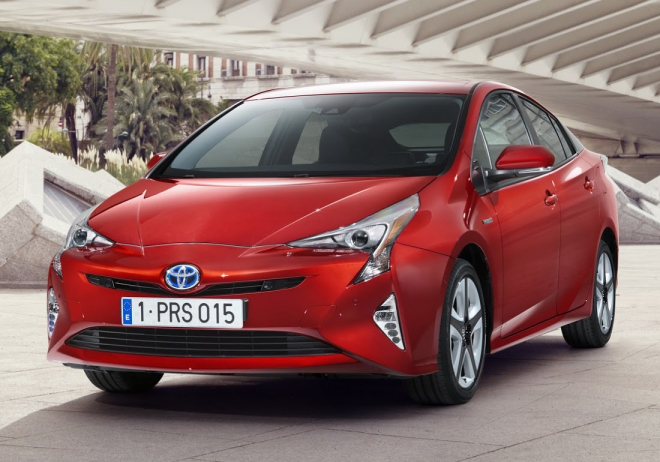 Nová Toyota Prius 2016 oficiálně odhalena. Vzhledem neoslní, techniku tají