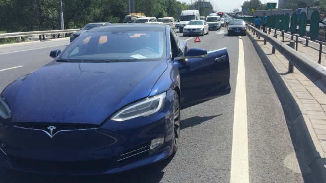 Autopilot Tesly má za sebou další nehodu, opět „přehlédl” stojící auto (video)