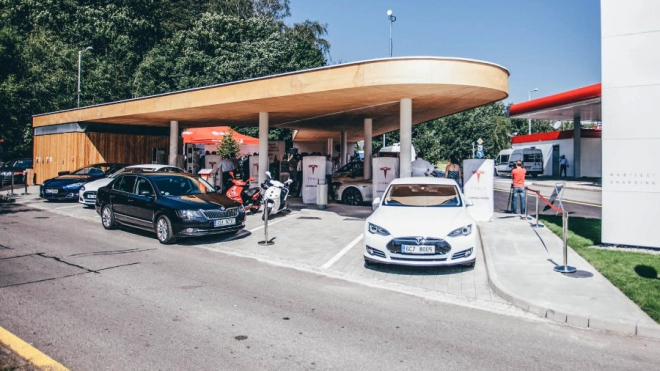 Tesla výrazně zvedla ceny za nabíjení svých aut, zákazníci ji za to ale nakonec tleskají