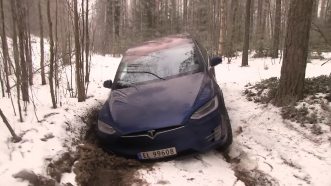 Nadšenec v terénu zkusil, zda Tesla Model X funguje jako SUV. Tady je výsledek