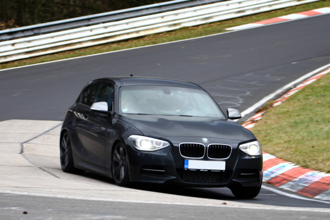 Vyzkoušeli jsme BMW M135i na Nordschleife, šlape na ní jako hodinky (video)