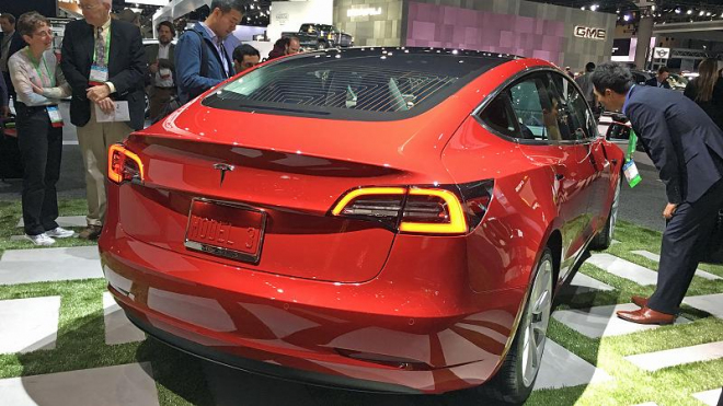 Tesla riskuje ostudu, v L.A. vystavuje rok starý Model 3, do kterého nikoho nepouští