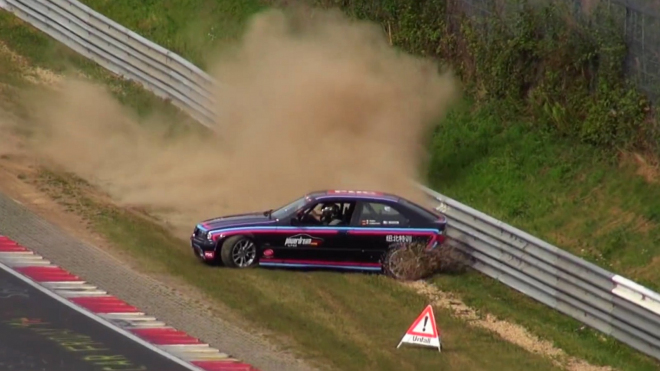 10 nejtěsnějších momentů z Nordschleife 2016: tady k nehodám chybělo málo (video)