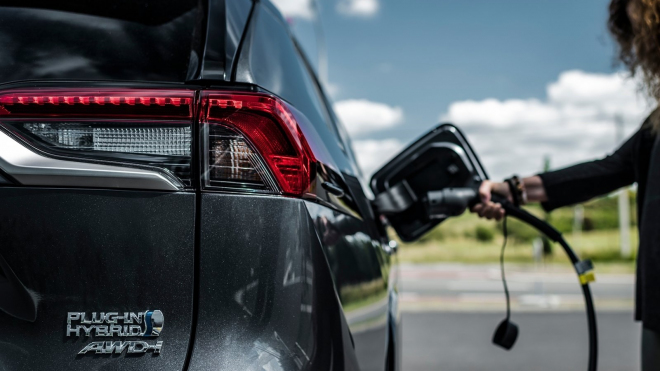 Elektromobily jsou zásadně poruchovější než spalovací auta, říká studie CR, plug-in hybridy jsou totální fiasko