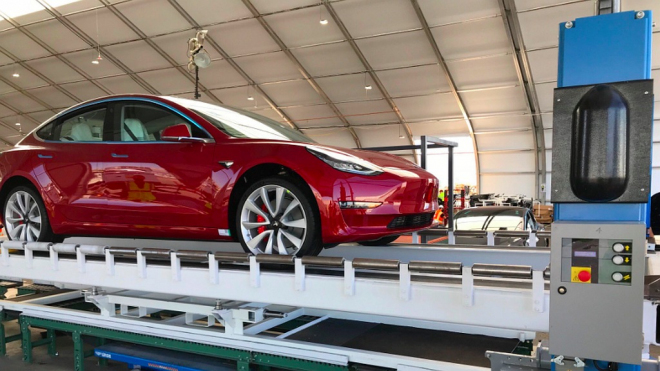 Tonoucí se chytá stébla? Tesla chce nevratně spoustu peněz od zájemců o Model 3