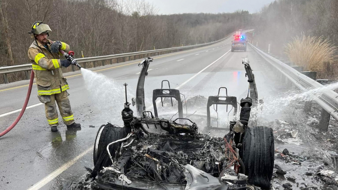 Hasiči museli použít přes 45 tisíc litrů vody, aby uhasili jediný požár Tesly po banálním incidentu