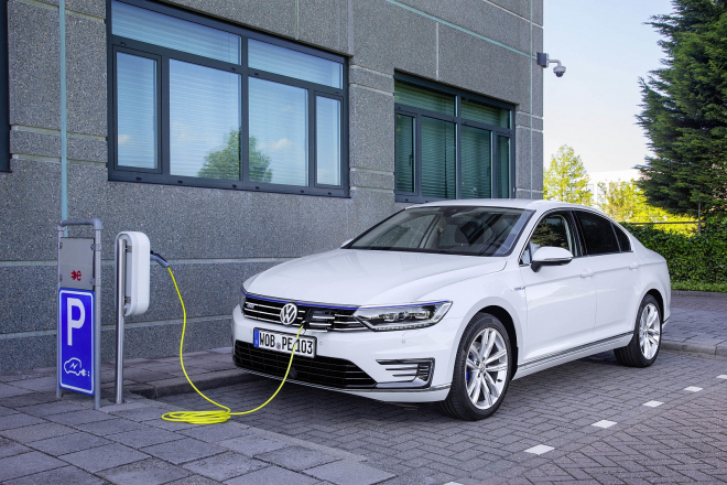 VW Passat GTE má české ceny, své hybridní koně lacino nedává