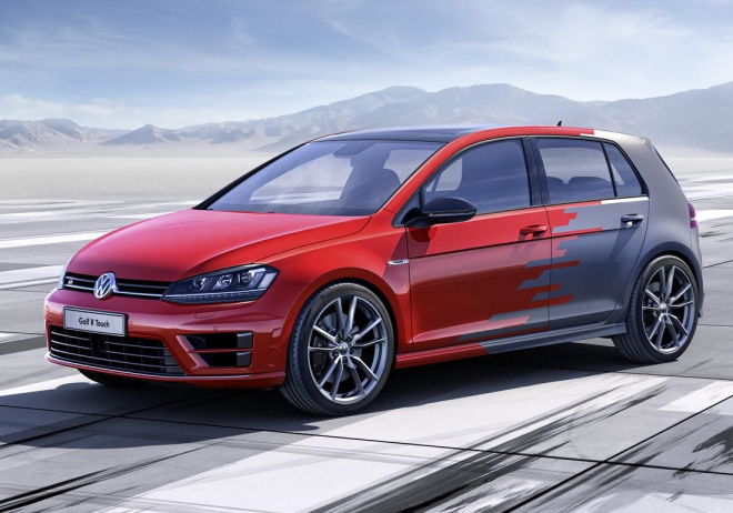 VW Golf R Touch neokouzluje výkonem, ale třemi displeji a ovládáním gesty