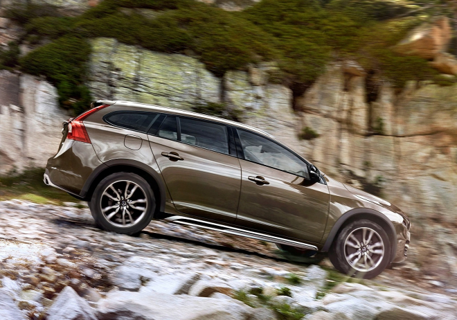 Volvo V60 Cross Country je venku, do hry kupodivu vrací benzinový pětiválec