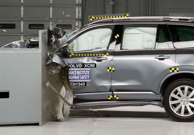 Volvo je stále jako tank, nová XC90 zářila v nejtěžším crash testu IIHS