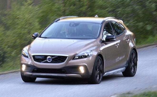 Volvo XC40 2012: další špionážní fotky zachycují nemaskovaný crossover v pohybu