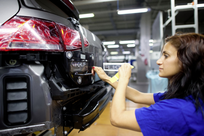 VW není z potíží venku. Zastavuje výrobu v 6 továrnách, 28 tisíc lidí nemá práci