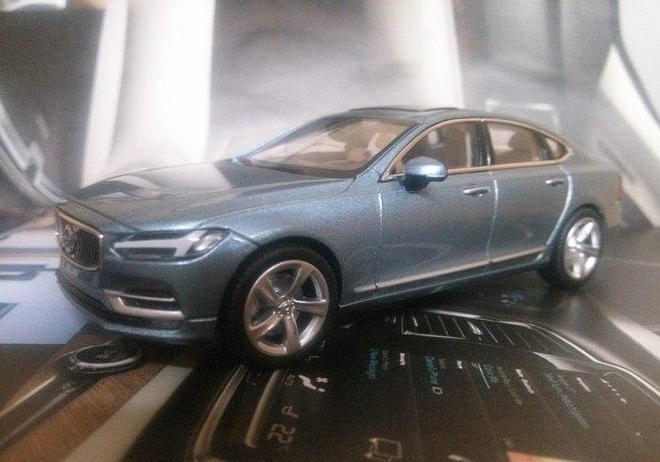 Volvo S90 2016: vzhled nového sedanu znovu unikl skrze zmenšený model