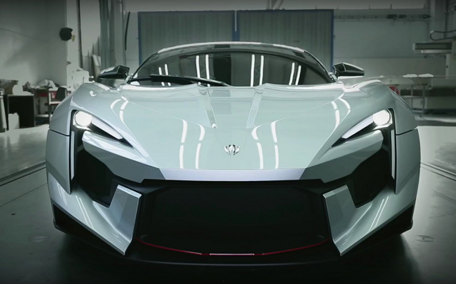 900koňový Fenyr Supersport na prvním videu stromy z kořenů tak úplně netrhá